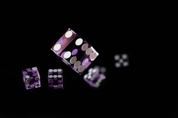 Purple Casino Dices Πάνω Από Μαύρο Φόντο — Φωτογραφία Αρχείου