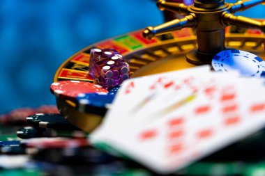 Kumarhane seti, rulet, kartlar, zarlar ve çipler Blackjack minderinde