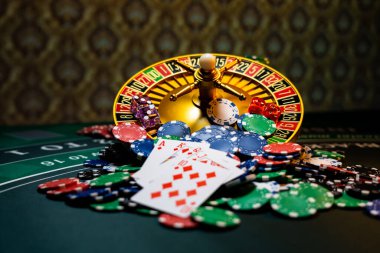 Kumarhane seti, rulet, kartlar, zarlar ve çipler Blackjack minderinde