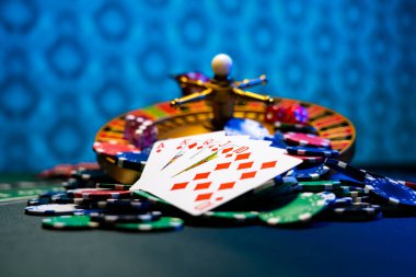 Kumarhane seti, rulet, kartlar, zarlar ve çipler Blackjack minderinde