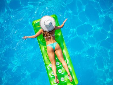 Yüzme havuzunda bir kadın.