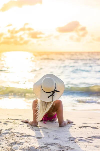 Sexy Joven Mujer Disfrutando Sus Vacaciones Una Playa Tropical —  Fotos de Stock