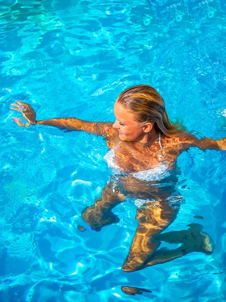 Vrouw Luxe Vijf Sterren Spa Resort Het Zwembad — Stockfoto