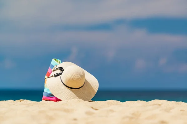 沙滩上的太阳帽和沙袋 — 图库照片