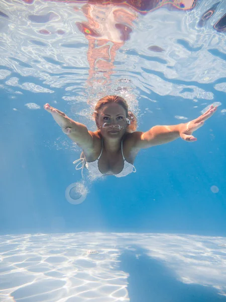 Mujer Bajo Agua Piscina — Foto de Stock
