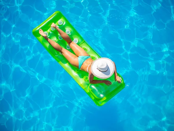 Frau Auf Flieder Schwimmbad — Stockfoto