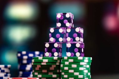 Kumarhane seti, rulet, kartlar, zarlar ve çipler Blackjack minderinde