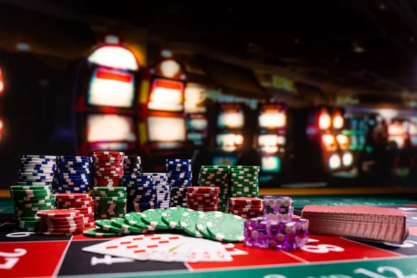 Jeu Casino Avec Roulette Cartes Dés Jetons Sur Tapis Blackjack — Photo