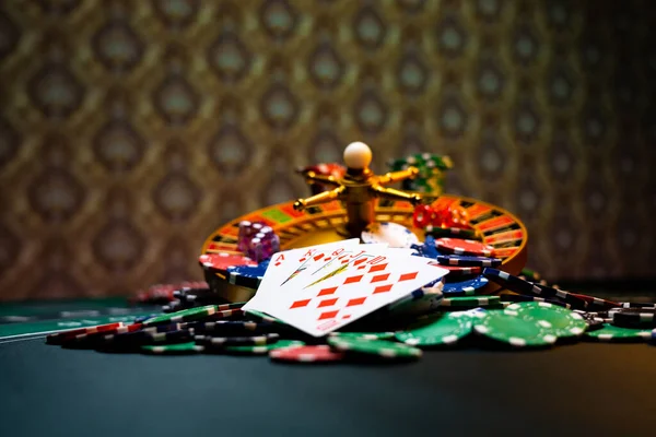 Σύνολο Καζίνο Ρουλέτα Κάρτες Ζάρια Και Μάρκες Στο Χαλάκι Blackjack — Φωτογραφία Αρχείου