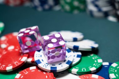 Kumarhane masasındaki baharatlar 