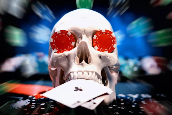 ブラックジャックテーブルの人間の頭蓋骨 — ストック写真