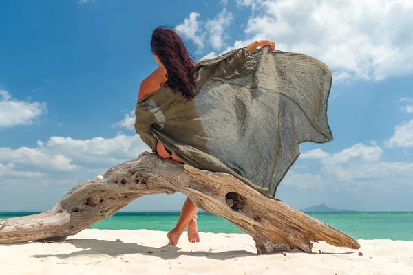 Jovem Mulher Praia Tropical Areia Branca — Fotografia de Stock