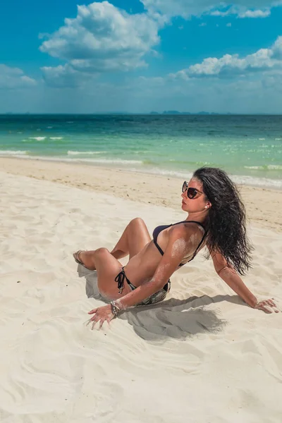 Jovem Mulher Praia Tropical Areia Branca — Fotografia de Stock
