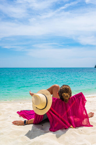 Молодая женщина на тропическом белом песчаном пляже