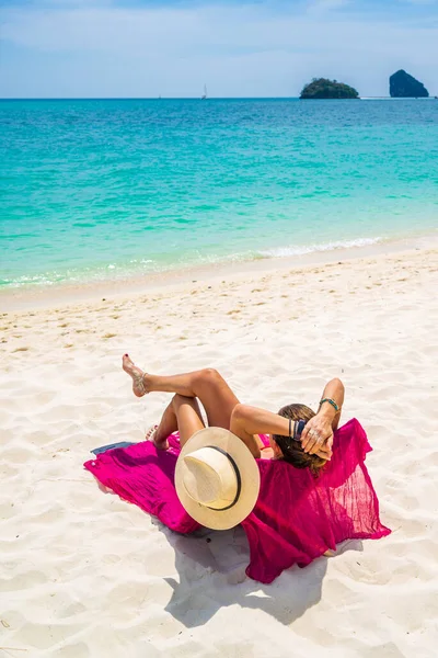 Jovem Mulher Praia Tropical Areia Branca — Fotografia de Stock