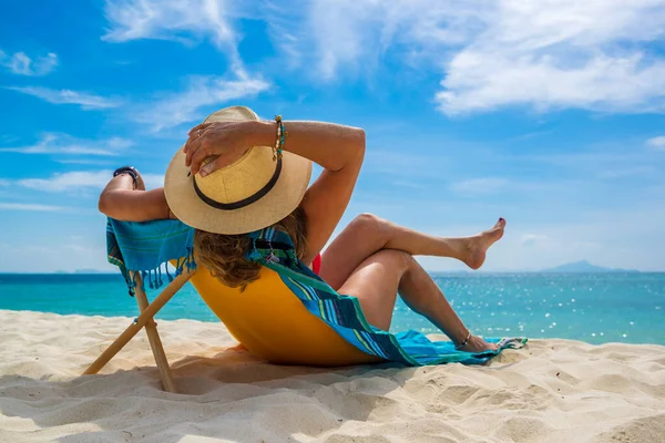 Giovane Donna Sulla Spiaggia Tropicale Sabbia Bianca — Foto Stock