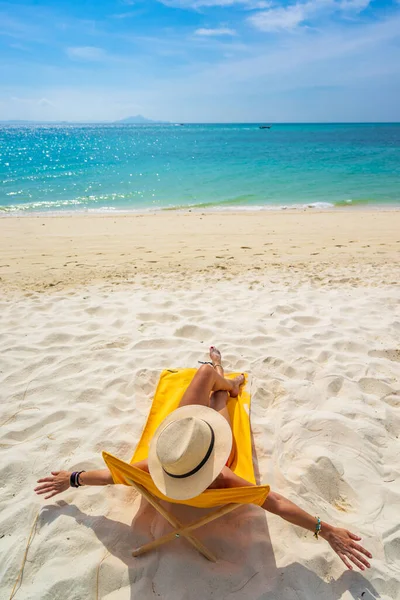 Giovane Donna Sulla Spiaggia Tropicale Sabbia Bianca — Foto Stock