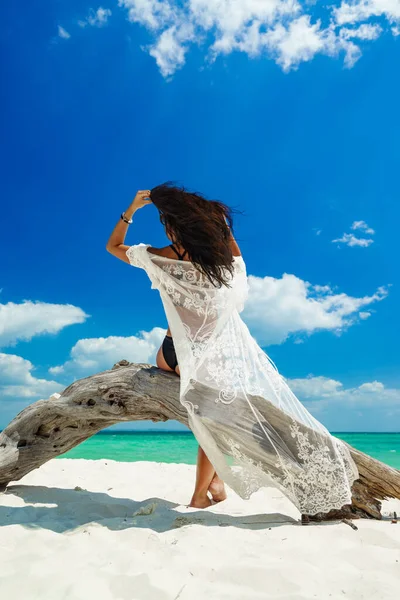 Młoda Kobieta Tropikalnej Plaży Białym Piaskiem — Zdjęcie stockowe