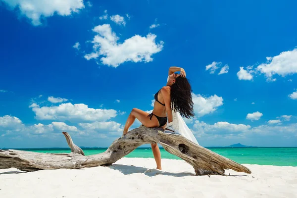 Mujer Joven Playa Tropical Arena Blanca —  Fotos de Stock