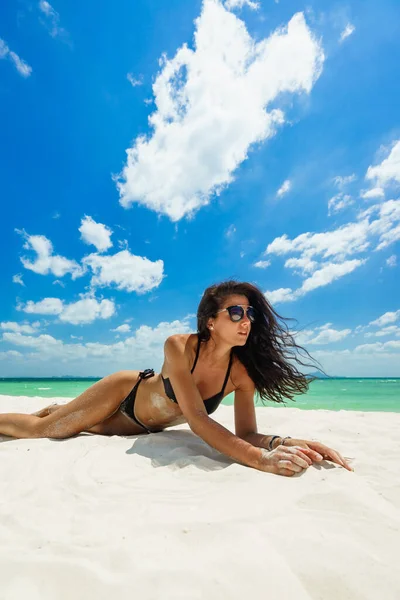 熱帯の白い砂浜の若い女性 — ストック写真