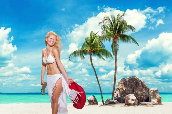 Sexig Ung Kvinna Njuter Sin Semester Tropisk Strand — Stockfoto