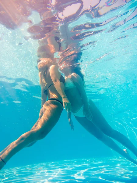 Amigos Bajo Agua Nadando Piscina —  Fotos de Stock