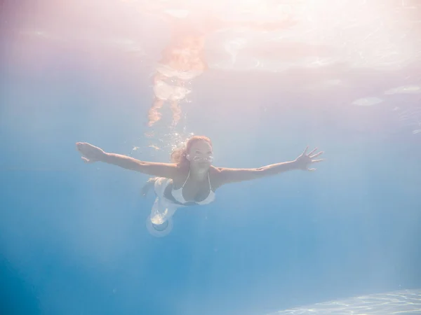 Kadın Yüzme Havuzunda Suyun Altında — Stok fotoğraf