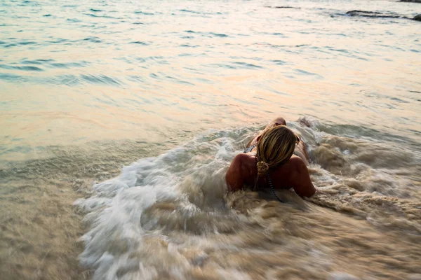 Όμορφη Γυναίκα Στην Τροπική Παραλία Στο Ηλιοβασίλεμα — Φωτογραφία Αρχείου