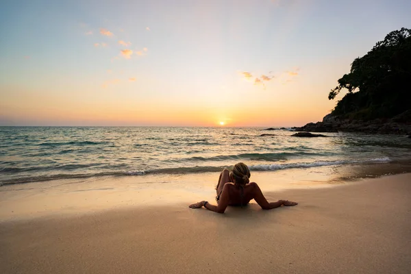 Mooie Vrouw Het Tropische Strand Bij Zonsondergang — Stockfoto