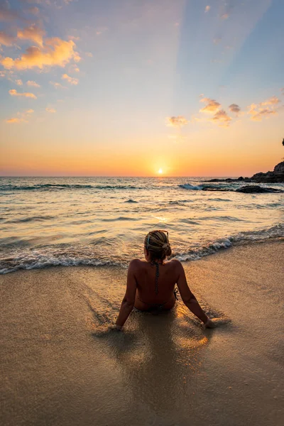 Mulher Bonita Praia Tropical Pôr Sol — Fotografia de Stock