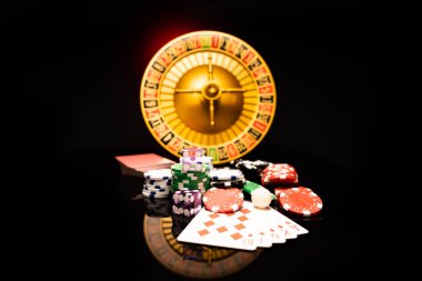 Kumarhane seti, rulet, kartlar, zarlar ve çipler Blackjack minderinde