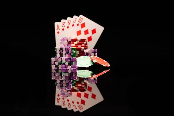 Casino Set Mit Rouletteball Karten Würfeln Und Chips Auf Blackjack — Stockfoto