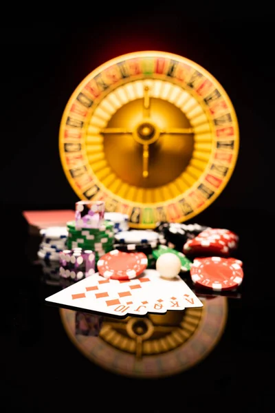 Σύνολο Καζίνο Ρουλέτα Κάρτες Ζάρια Και Μάρκες Στο Χαλάκι Blackjack — Φωτογραφία Αρχείου