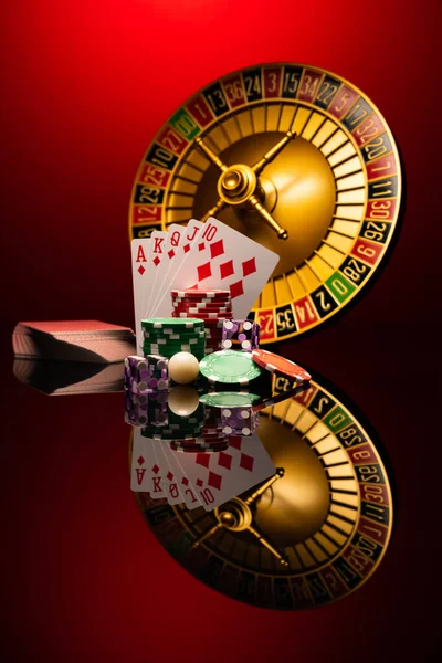 Kasino Set Med Roulette Kort Tärningar Och Marker Blackjack Matta — Stockfoto