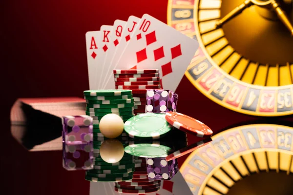 Casino Set Mit Roulette Karten Würfeln Und Chips Auf Blackjack — Stockfoto