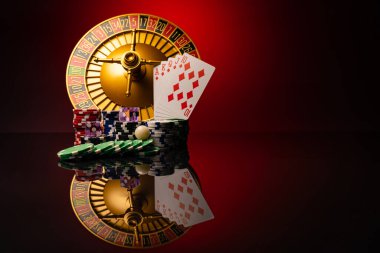 Kumarhane seti, rulet, kartlar, zarlar ve çipler Blackjack minderinde