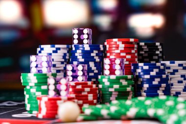 Kumarhane seti, rulet, kartlar, zarlar ve çipler Blackjack minderinde