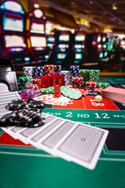 Kumarhane seti, rulet, kartlar, zarlar ve çipler Blackjack minderinde