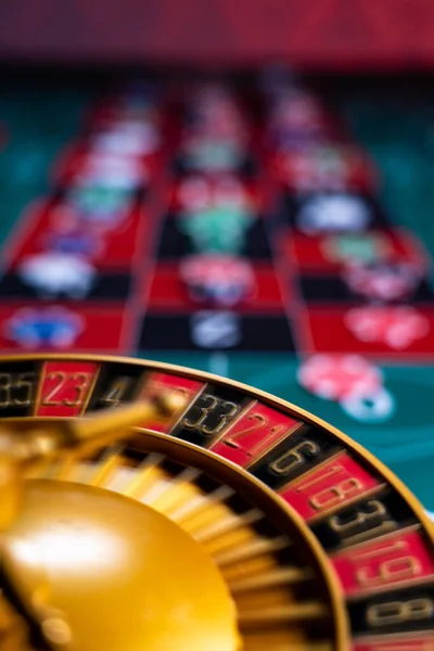 カジノでルーレットテーブルを閉じる 選択的フォーカス — ストック写真