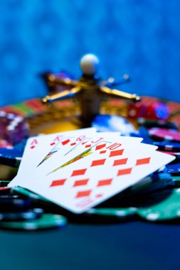 Kumarhane seti, rulet, kartlar, zarlar ve çipler Blackjack minderinde