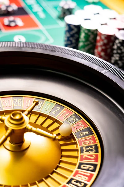 旋转轮盘赌桌靠拢在赌场 选择性焦点 — 图库照片