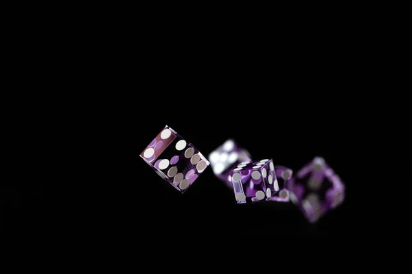 Фиолетовый Казино Кубики Черном Фоне Небольшая Глубина Резкости — стоковое фото