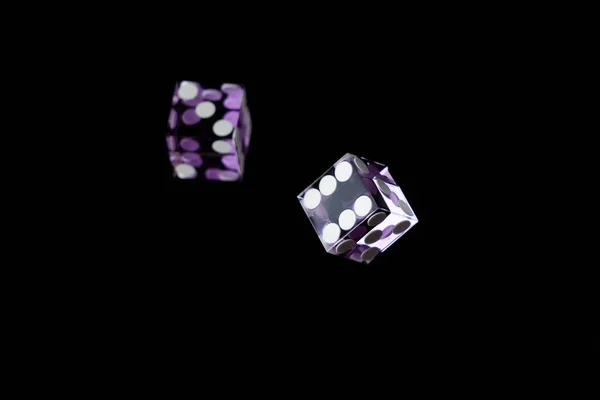 Purple Casino Kostki Czarnym Tle Płytka Głębia Ostrości — Zdjęcie stockowe