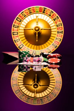 Kumarhane seti, rulet, kartlar, zarlar ve çipler Blackjack minderinde