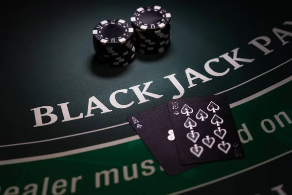 Une Table Blackjack Casino Avec Des Cartes Noires — Photo