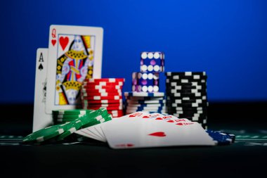 Blackjack hasırında kart, zar ve çipli kumarhane seti - Seçici odaklanma