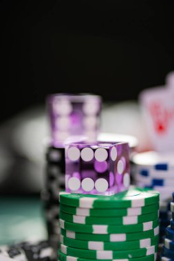 Blackjack hasırında kart, zar ve çipli kumarhane seti - Seçici odaklanma