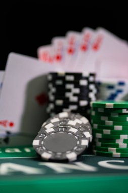 Blackjack hasırında kart, zar ve çipli kumarhane seti - Seçici odaklanma