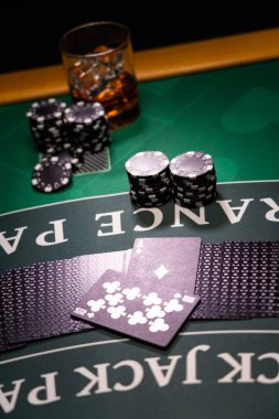 Siyah kartlı bir kumarhane 21 masası.