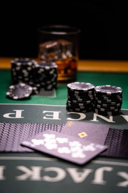 Siyah kartlı bir kumarhane 21 masası.